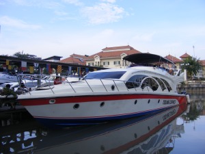 Salah satu jenis speedboat yang mengangkut penumpang menuju kepulauan Seribu